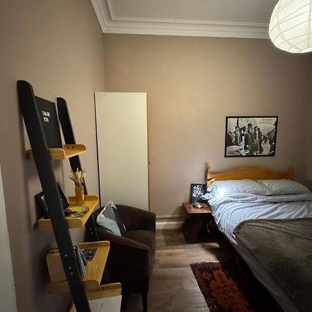 Central Room In Historic Tenement Shared Apartment Near Old Town 爱丁堡 外观 照片