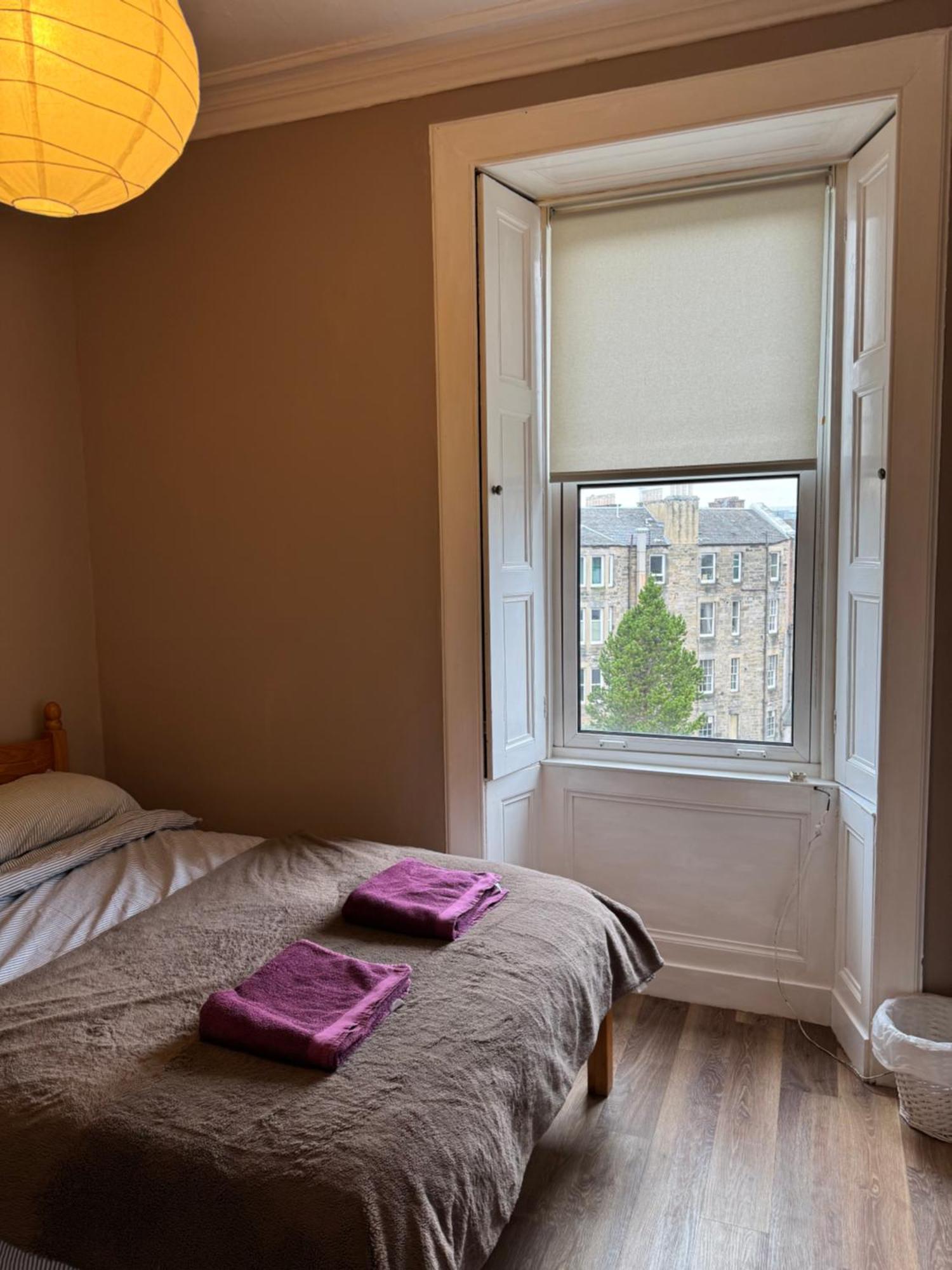Central Room In Historic Tenement Shared Apartment Near Old Town 爱丁堡 外观 照片